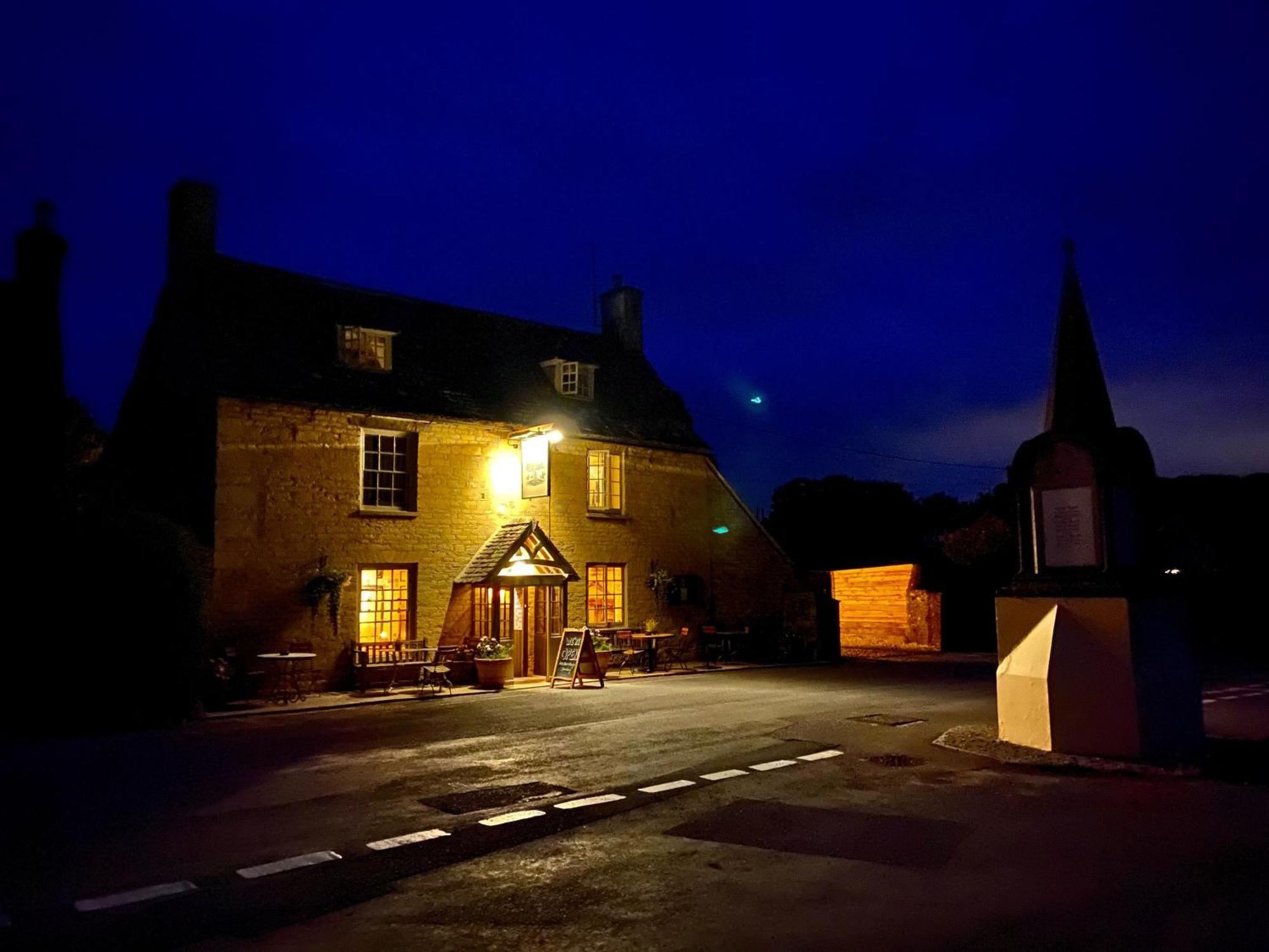 Royal Oak Ramsden Hotel Exterior photo